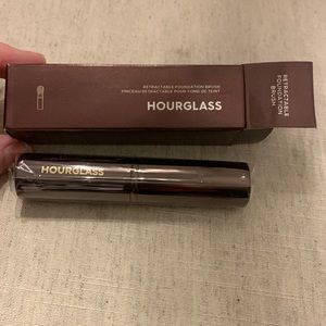 BNIB The Hourglass Retractable Foundation brush